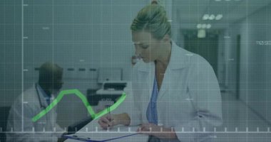 Hastane doktoru, hasta verilerini yeşil çizelge üzerinden takip ederken veri girişi üzerine pano yazıyor. Tıbbi, mesleki, analiz, sağlık, veri, işbirliği, teşhis