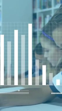 Sınıftaki çeşitli öğrenciler üzerinde finansal veri işleme animasyonu. Küresel eğitim, işletme, bağlantılar, hesaplama ve veri işleme kavramı dijital olarak oluşturulmuş video.