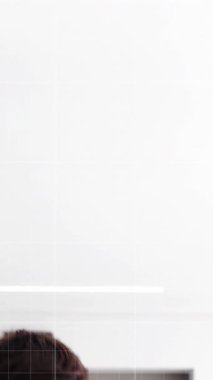 Beyaz kadın ve erkek doktorların finansal verilerinin animasyonu. finans, ekonomi, tıp, sağlık ve teknoloji konsepti dijital olarak oluşturulmuş video.