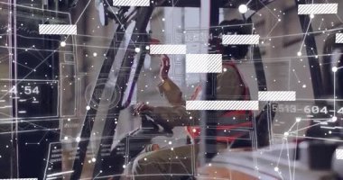 Depo forklift operatörü levyeye ulaşıyor ve joystick 'i itiyor, palet yüklemesi için çatalı kaldırıyor. Sanayi, makine, güvenlik, lojistik, ekipman, dağıtım, operasyonel