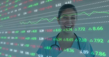 Piyasa verileriyle klinikte steteskop ve dosya tutan gülümseyen Asyalı kadın hemşire. Tıbbi, finans, analitik, profesyonel, modern, dijital, sağlık