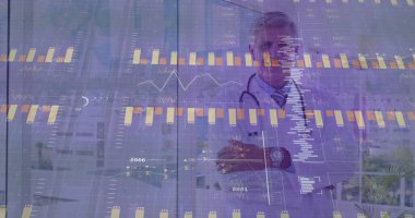 Klinikte steteskoplu laboratuvar önlüğü giyen ve tablet tutan bir doktor var. Tıbbi, analitik, teknoloji, sağlık, veri görselleştirme, yenilik, profesyonel