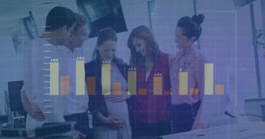 Takım toplanıyor ve veri raporu için şeffaf bar tablosunu genişletmeyi bekliyor. İşbirliği, çeşitlilik, analitik, yenilik, takım çalışması, ilerleme, kurumsal