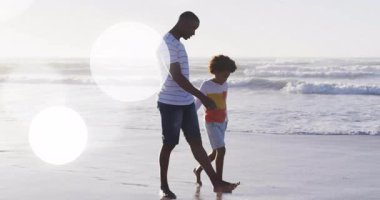 Ebeveyn ve çocuk ıslak kuma basıyor, adımlarını eşleştiriyor mercek fişekleriyle sağlığını kontrol ediyorlar. Aileler, kaynaşma, açık hava, rahatlık, huzur, yaşam tarzı, minimalizm