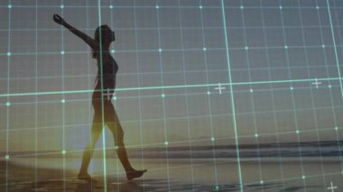 Teknoloji şebekesi taramalı siluet kadını öne çıkıyor. Kıyı şeridi güneş doğuyor. Siluet, şafak, kıyı şeridi, dijital kaplama, spor giyim, gün doğumu, yansıma