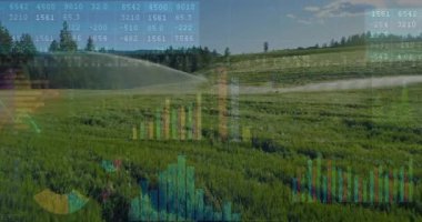 Nemlendirme grafiklerini güncelleyen yeşil alan üzerinde saat yönünde dönen fıskiye gibi görünen sayısal panel. Tarım, yenilik, veri görselleştirme, sürdürülebilirlik, kesinlik, teknoloji, manzara