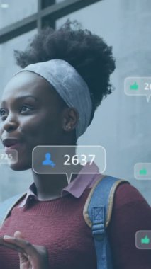 Medya ikonlarının Afro-Amerikan kadınlarının akıllı telefondan konuşmaları üzerine animasyonu. Teknoloji, sosyal medya ve dijital arayüz konsepti dijital olarak oluşturulmuş video.