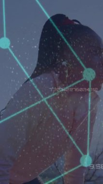 Afrika kökenli Amerikalı kadın spor yaparken bağlantı ağının animasyonu. Küresel spor ve dijital arayüz kavramı dijital olarak oluşturulmuş video.