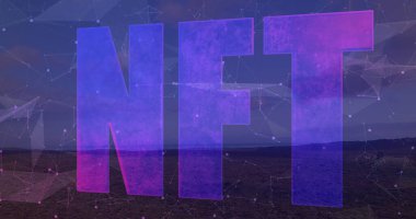 Çorak çöl ovasının üzerinde, neon pembe şebeke şebekesiyle büyük saydam NFT harfleri havada süzülüyor. Gelecek, teknoloji, dijital, soyut, neon, ağ, yenilik