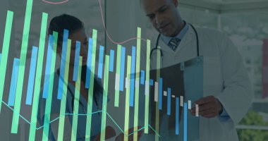 Dosyalar inceleniyor, üniformalı doktor ve hemşire tıbbi koridorda pano ve kalem tutuyor. Sağlık, takım çalışması, veri analizi, klinik, modern, profesyonellik, teşhis