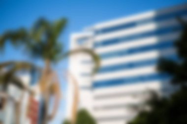 Şehrin mavi gökyüzüne karşı modern binaların düşük açılı görüntüsü