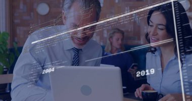 Kafe salonundaki ahşap masada kahve fincanlarıyla gümüş dizüstü bilgisayarı inceleyen iş arkadaşları. İşbirliği, takım çalışması, profesyonel, çalışma alanı, konforlu, modern, iletişim