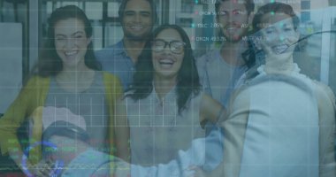 İş kıyafetleri giymiş yedi meslektaşın, çizelgelerle ofiste sunum yapmalarını izlemek. İşbirliği, takım çalışması, yenilik, finans, veri analizi, modern çalışma alanı, profesyonel