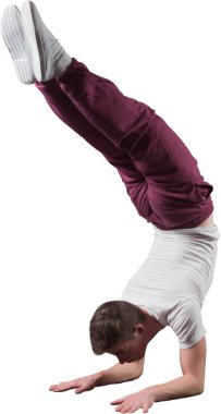 Genç, düz dizaynlı kollarıyla dengede duruyor bordo pantolon, beyaz ayakkabı, fotokopi odası giyiyor. Akrobasi, atletizm, fitness, minimalizm, çeviklik, spor, gençlik