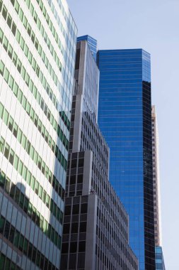 Beton kirişler ve cam paneller göstererek düz tasarımda üç tane yüksek katlı ofis kulesi yükseliyor. Gökdelenler, kentsel manzara, mimari, modern, şehir manzarası, ticari bölge, yapısal tasarım