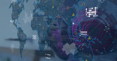 Ofis masasının üzerinde altıgen ızgaralar ve reaksiyonlarla yarı saydam dünya haritası gösteriliyor. Teknoloji, yenilik, veri görselleştirme, dijital arayüz, ağ, analiz, modern
