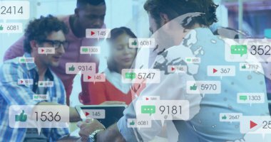 Ofis masasında dizüstü bilgisayarla tablet üzerindeki medya ölçümlerini inceleyen altı profesyoneli inceliyorum. İşbirliği, takım çalışması, analitik, dijital, modern, başlangıç, veri