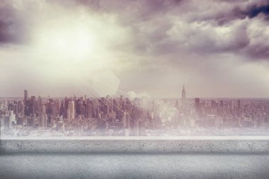 Gökyüzüne tepeden bakan beton terası ve bulutların arasından akan güneş ışınları içeren düz bir tasarım. Kentsel, ufuk çizgisi, panoramik, modern, yüksek katlı, şehir manzaralı, atmosferik