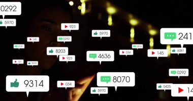 Koyu renk elbiseli akıllı bir kadını loş odada yüzen medya simgelerini izlerken tutmak. Teknoloji, sosyal ağ, dijital bağlantı, modern, gece hayatı, konsantrasyon, bağlantı