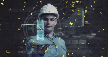 Projeksiyon mühendisi beyaz güvenlik kaskı takıyor. Stüdyoda UI kaplamalı 3D gökdelen tutuyor. Teknoloji, yenilik, inşaat, gelecek, tasarım, mimari, dijital