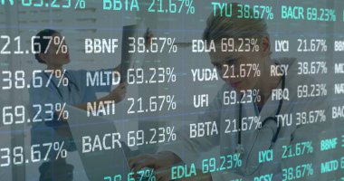 Stetoskop takan Asyalı doktor klinikte dizüstü bilgisayarda X-ray film ve kodlarla yazıyor. Tıbbi, sağlık, tanı, dijital, profesyoneller, klinik, analiz