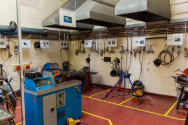 Düz vektör illüstrasyonunda mavi borularla, renkli borularla, kanal işçiliğiyle atölye çalışması gösteriliyor. Sanayi, imalat, makine, teknik, mühendislik, fabrika, çalışma alanı