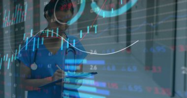 Hastane koridorundaki panoya önlük, steteskop ve dijital çizelgelerle birlikte klinisyen notları yazıyorum. Tıbbi, sağlık, veri, analiz, teknoloji, profesyonel, teşhis