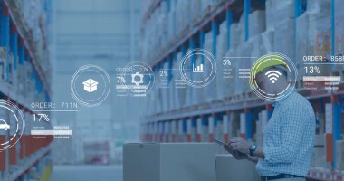 Depodaki tablet üzerindeki dijital örtüleri inceleyen denetleyici raflar ve paletler ile kopyalama alanı. Lojistik, otomasyon, envanter, sanayi, teknoloji, organizasyon, verimlilik