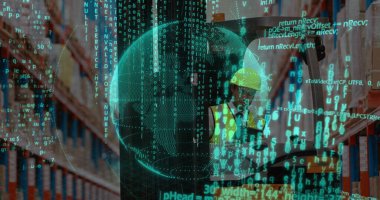 Depolama koridorunda yelek tarama tableti giyen işçiler, kablo çerçeveli küresel kod kaplamalı, kopyalama alanı. Lojistik, otomasyon, teknoloji, sanayi, envanter, tedarik zinciri, veri