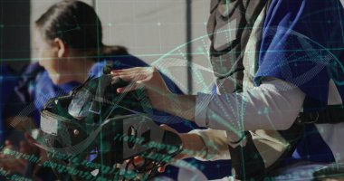 VR kulaklıklı kadın laboratuarda yelek giyiyor, DNA sarmal grafikleri ve fotokopi uzayı var. Teknoloji, yenilik, takım çalışması, fütürizm, dijital, işbirliği, eğitim