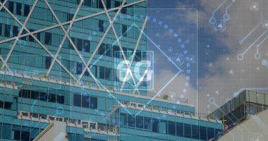 Şehrin dijital 6G arayüzü ile parlayan yüksek katlı cam cephe çelik destekli ve saksılı. Gökdelen, mimari, teknoloji, bağlantı, yenilik, kentsel, modern