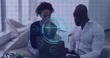 Ofis salonunda dizüstü bilgisayarı inceleyen iki profesyonel, arayüzü ve bitkisi var. Teknoloji, işbirliği, modern, profesyonel, yenilik, çalışma alanı, iç mekan