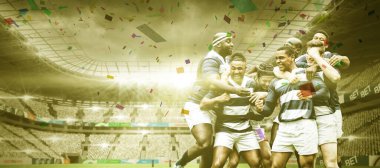 Stadyumda kazandıktan sonra birbirini kucaklayan heyecanlı çok ırklı erkek oyuncuların birleşimi. Işık, konfeti, başarı, keyif, spor, takım sporu, birliktelik ve rekabet konsepti.