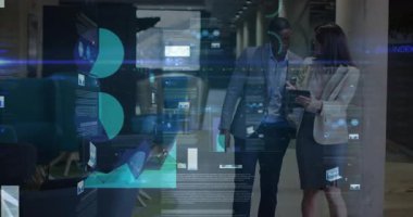 İki meslektaş iş koridorunda tablete el sallayarak yürüyor, verileri kayan üç boyutlu çizelgelerle gözden geçiriyorlar. Profesyonel, işbirliği, analitik, fütüristik, veri görselleştirme, modern, kurumsal