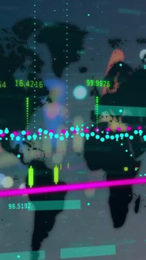 Bilgisayarla iş kadını üzerinde yapılan unk ve mali veri işleme animasyonları. Dijital video oluşturulmuş küresel spor arayüzü ve veri işleme kavramı.