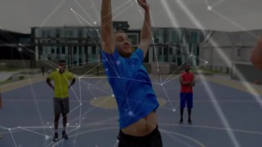 Top kavisleri olarak saha savunmasında potaya doğru top sektirme oyunu oynayan arkadaşlar. Eylem, rekabet, spor, eğlence, kentsel, canlı, takım çalışması