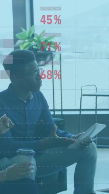 Ofisteki çeşitli iş adamları üzerinde finansal veri işleme animasyonu. Küresel finans, iş, bağlantılar, hesaplama ve veri işleme kavramı dijital olarak oluşturulmuş video.