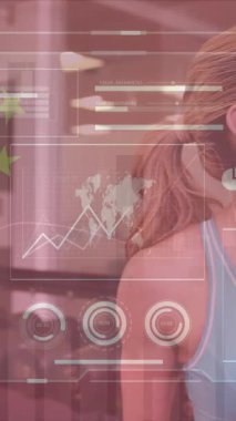 Haritanın animasyonu, barlar, daireler, Çin bayrağı üzerindeki grafikler, spor salonunda su içen beyaz kadın. Dijital kompozit, çoklu pozlama, rapor, fitness, iş, kimlik ve vatanseverlik kavramı.