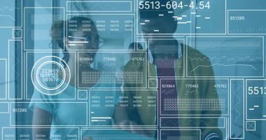 İki iş arkadaşı tableti dinleyip telefonları kontrol ederek veri analizi için HUD 'yi etkinleştiriyor. İşbirliği, takım çalışması, teknoloji, yenilik, iş dünyası, dijital, modern