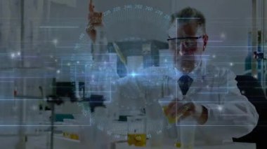 Laboratuvar bilim adamı pipeti kaldırıyor ve sarı solüsyon çiziyor, dijital UI ölçüm rengini etkinleştiriyor. Bilim, yenilik, teknoloji, kesinlik, deney, araştırma, analitik