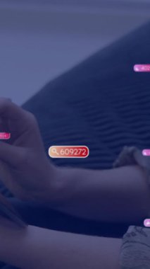 Tablet kullanan beyaz kadın sayısının giderek arttığı sosyal medya simgelerinin canlandırılması. Dijital olarak oluşturulmuş küresel sosyal medya, iletişim ve dijital arayüz kavramı.