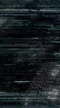 İkili kodlama ve telefon kulaklığı takan iş kadınına müdahale animasyonu. Dijital arayüz teknolojisi veri işleme ve küresel iletişim konsepti dijital olarak oluşturuldu.