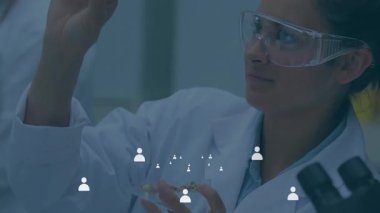 Bilim adamları tatlandırma testini laboratuvarda başlatıyor. Animasyon aromalı petri parçasından örnekler alıyor. Araştırma, yenilik, deney, biyoteknoloji, keşif, bilim, modern