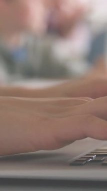 Bilgisayarda çalışan beyaz bir kadının kırpık elleri üzerinde asma kilidin kalkandaki animasyonu. Dijital bileşik, çoklu pozlama, koruma, güvenlik, soyut ve teknoloji kavramı.