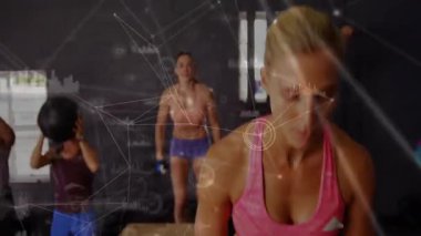 İzleyen fitness grubu ilaç toplarına vurmaya ve verilerle çekiç sallamaya başlayacak. Gaia, fitness, strength, dynamic, teamwork, wellness, performance