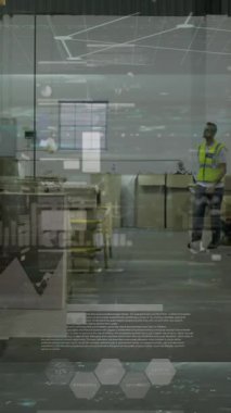 Depodaki beyaz erkek işçinin veri işleme animasyonu. Küresel iş ve dijital arayüz kavramı dijital olarak oluşturulmuş video.