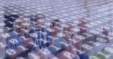 Aile verandada oturmuş, ekranın dışındaki eğlenceyi seyrediyor, ikili yayın altında tezahürat yapıyor. Aile, açık hava, günlük, boş zaman, kutlama, dijital, bağlantı