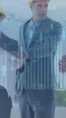 Ofiste kask takan çeşitli iş adamlarının finansal veri işleme animasyonları. Küresel iş, finans ve dijital arayüz kavramı dijital olarak oluşturulmuş video.