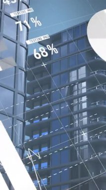 Şehir manzarası üzerinde finansal veri işleme animasyonu. küresel finansman, iş ve veri işleme kavramı dijital olarak oluşturulmuş video.