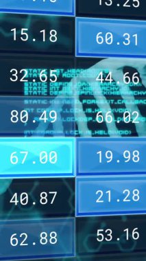 DNA iplikçikleri üzerinde dijital veri işleme animasyonu. Küresel bilim, bağlantılar, hesaplama ve veri işleme kavramı dijital olarak oluşturulmuş video.